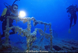 Exploring the wreck of  "Capua", about -40 m. deep by Alberto Romeo 